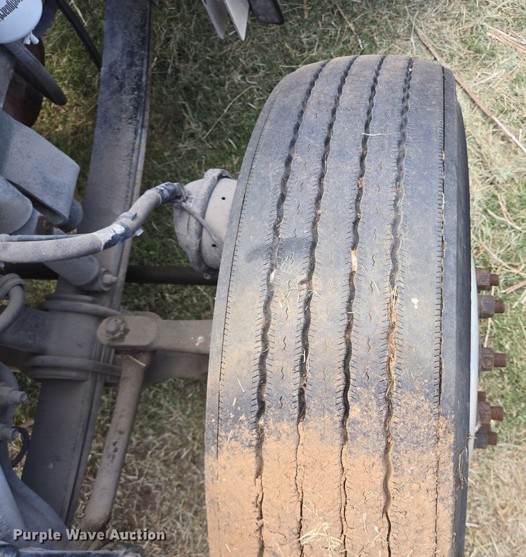 image for item EJ2868 2015 Peterbilt  365 semi truck