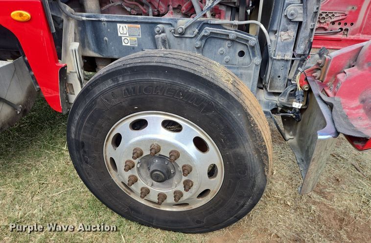 image for item EJ2868 2015 Peterbilt  365 semi truck