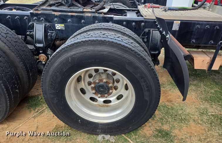 image for item EJ2868 2015 Peterbilt  365 semi truck