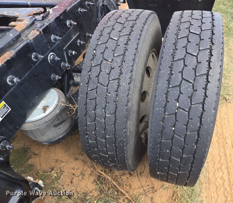 image for item EJ2868 2015 Peterbilt  365 semi truck