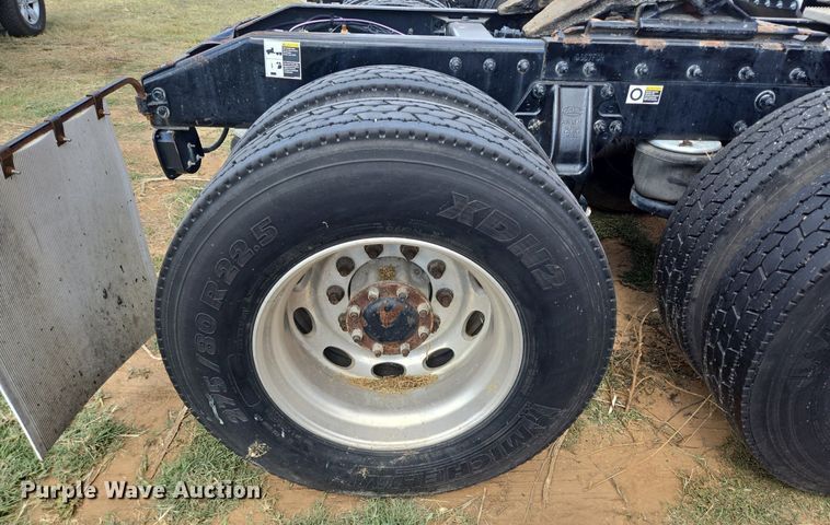 image for item EJ2868 2015 Peterbilt  365 semi truck