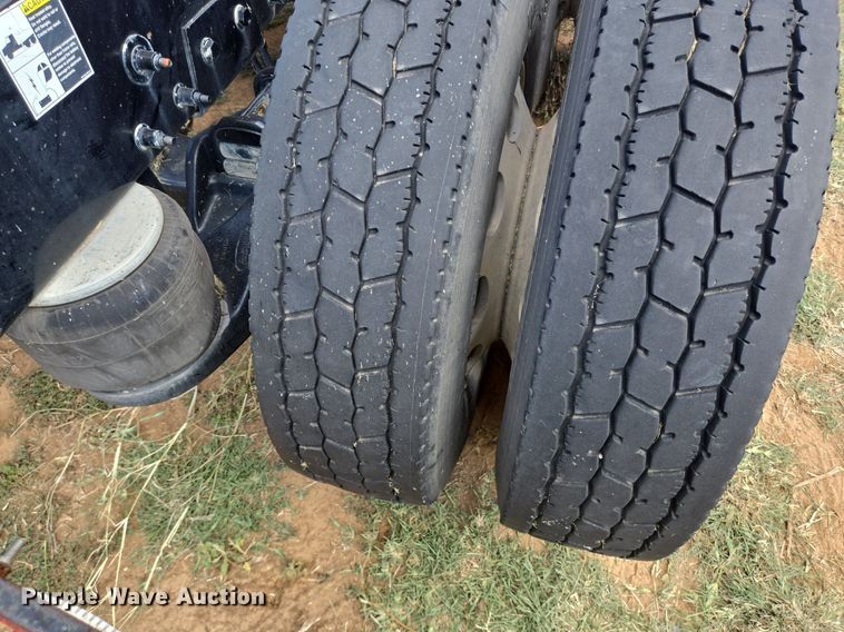 image for item EJ2868 2015 Peterbilt  365 semi truck