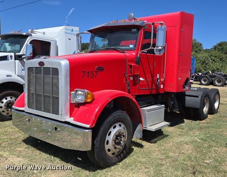 image for item EJ2869 2015 Peterbilt 365 semi truck