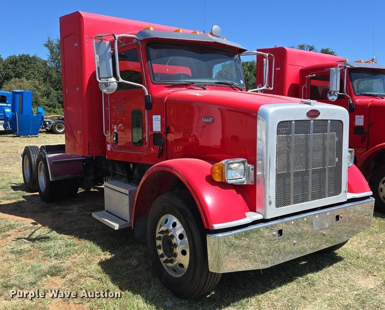 image for item EJ2869 2015 Peterbilt 365 semi truck
