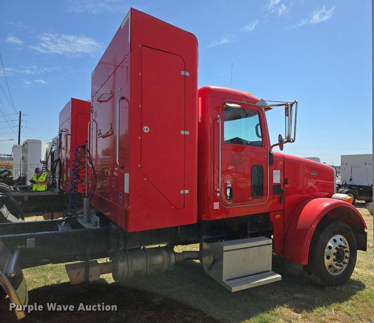 image for item EJ2869 2015 Peterbilt 365 semi truck