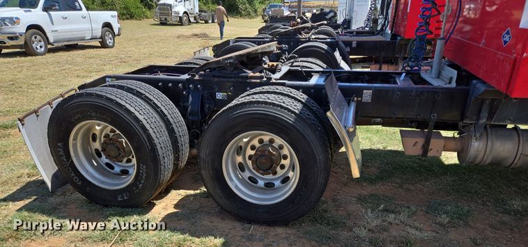 image for item EJ2869 2015 Peterbilt 365 semi truck