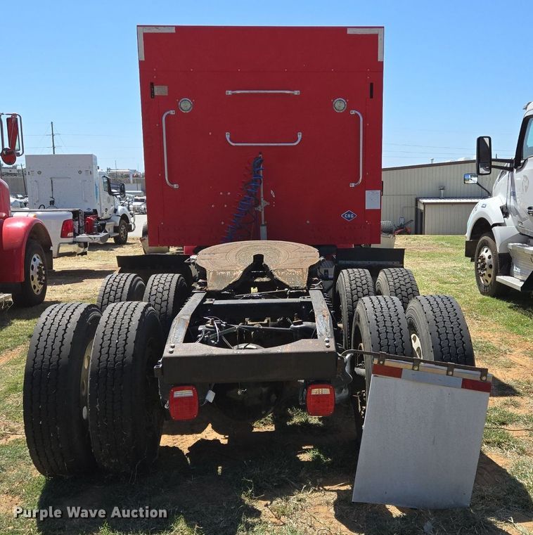 image for item EJ2869 2015 Peterbilt 365 semi truck