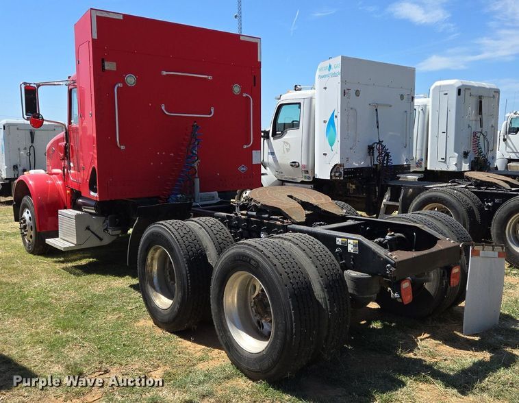 image for item EJ2869 2015 Peterbilt 365 semi truck