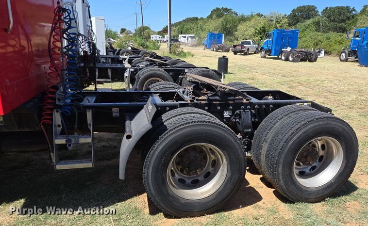 image for item EJ2869 2015 Peterbilt 365 semi truck