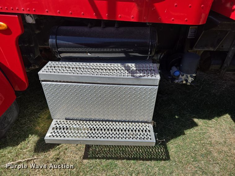 image for item EJ2869 2015 Peterbilt 365 semi truck