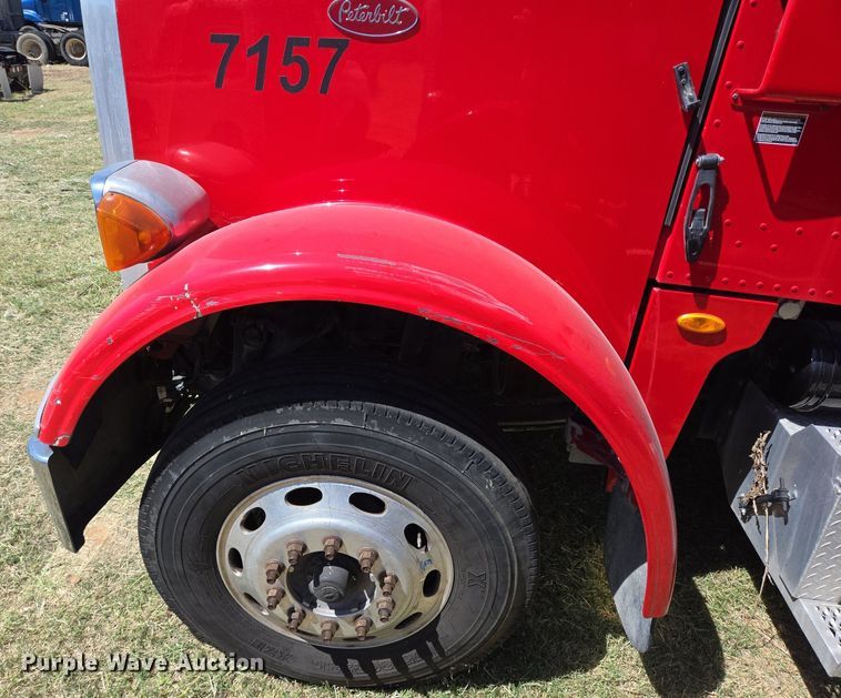 image for item EJ2869 2015 Peterbilt 365 semi truck