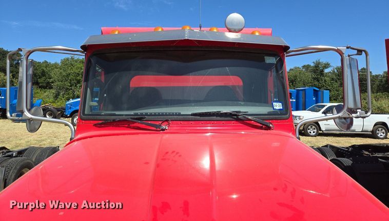 image for item EJ2869 2015 Peterbilt 365 semi truck