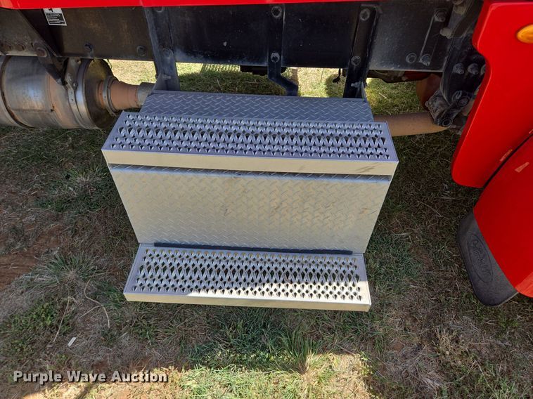 image for item EJ2869 2015 Peterbilt 365 semi truck