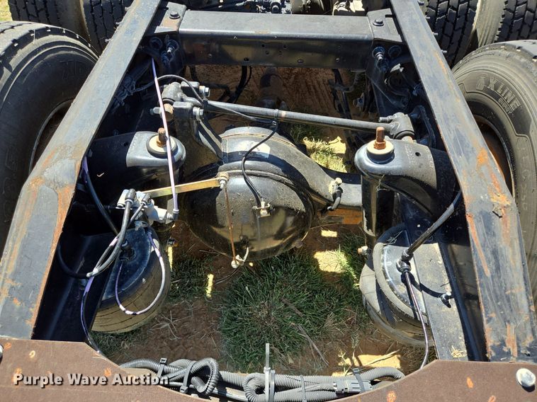 image for item EJ2869 2015 Peterbilt 365 semi truck