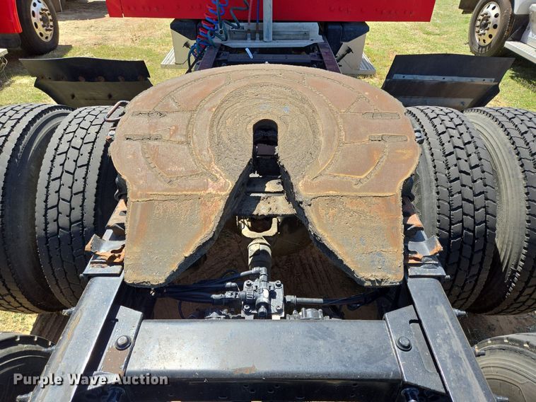 image for item EJ2869 2015 Peterbilt 365 semi truck