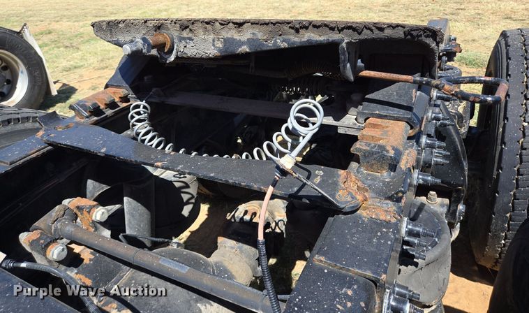 image for item EJ2869 2015 Peterbilt 365 semi truck