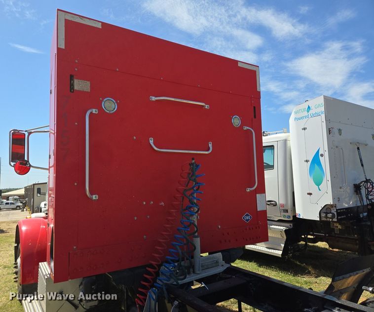 image for item EJ2869 2015 Peterbilt 365 semi truck