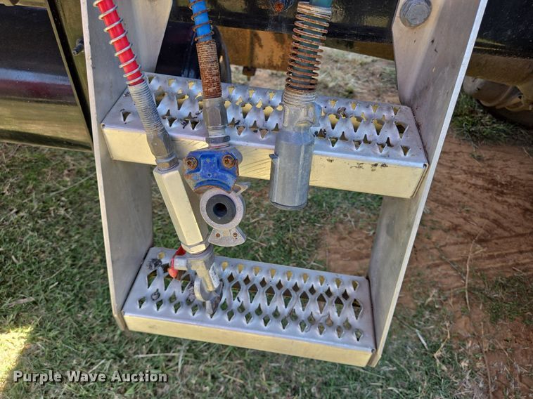 image for item EJ2869 2015 Peterbilt 365 semi truck