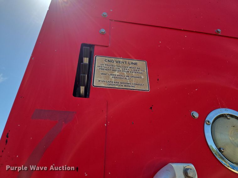 image for item EJ2869 2015 Peterbilt 365 semi truck