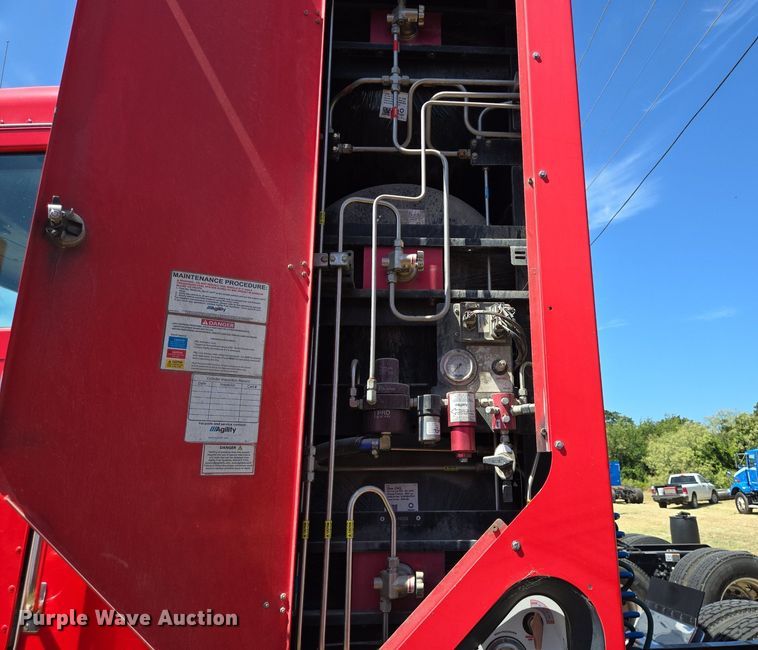 image for item EJ2869 2015 Peterbilt 365 semi truck