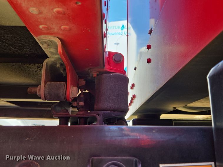 image for item EJ2869 2015 Peterbilt 365 semi truck