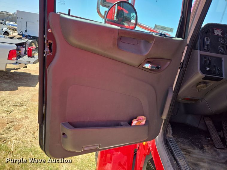 image for item EJ2869 2015 Peterbilt 365 semi truck