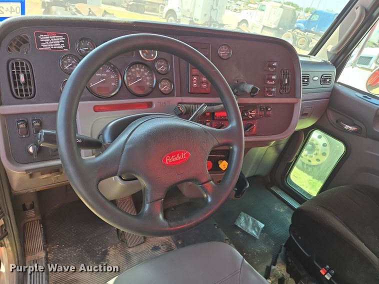 image for item EJ2869 2015 Peterbilt 365 semi truck
