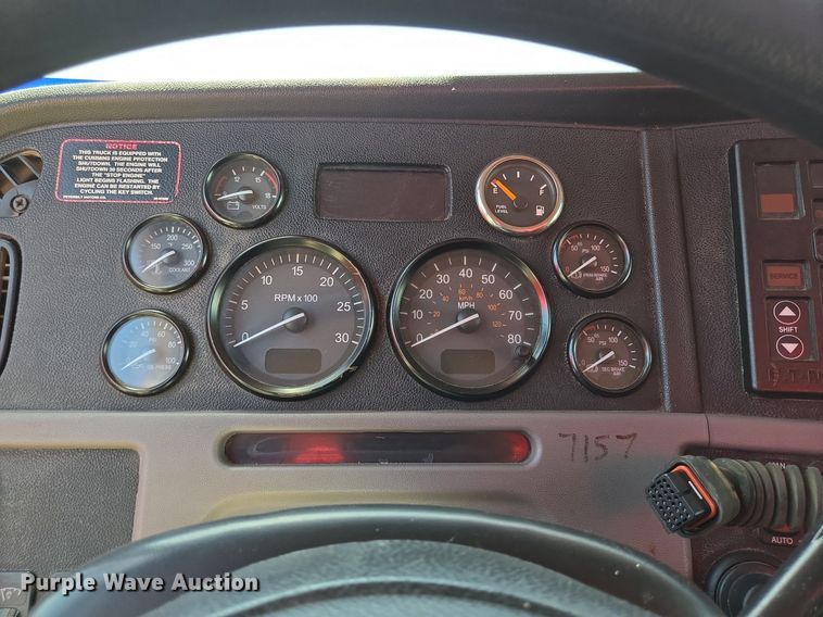 image for item EJ2869 2015 Peterbilt 365 semi truck