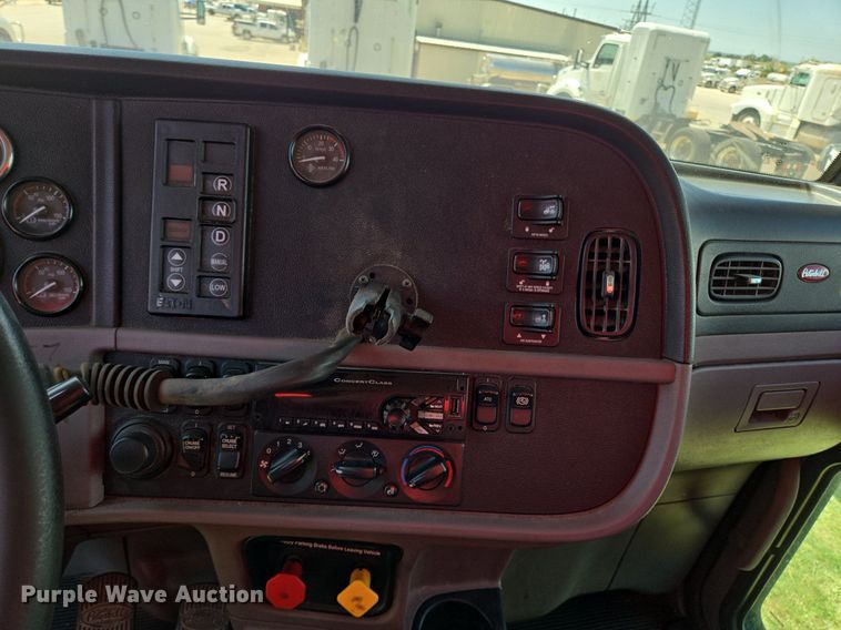 image for item EJ2869 2015 Peterbilt 365 semi truck