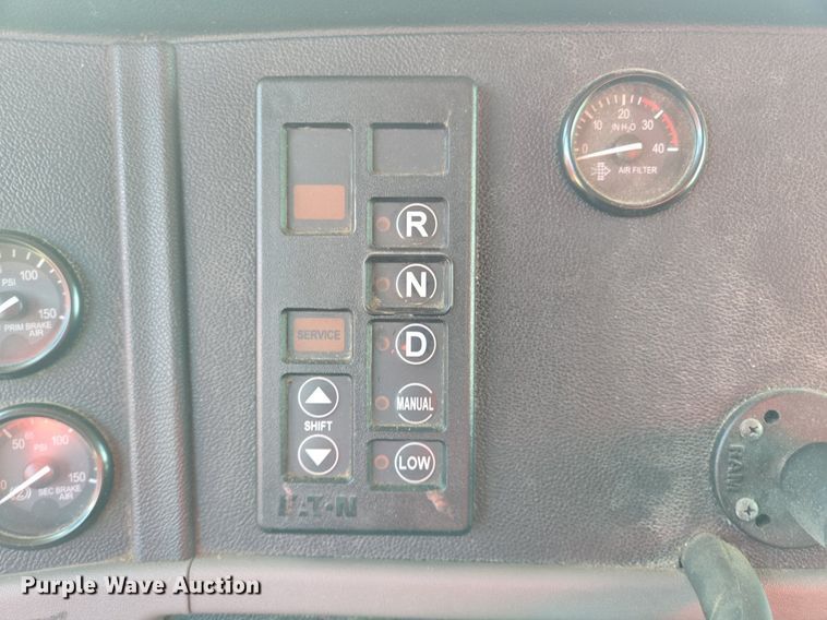 image for item EJ2869 2015 Peterbilt 365 semi truck