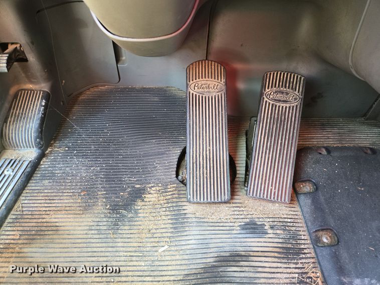 image for item EJ2869 2015 Peterbilt 365 semi truck