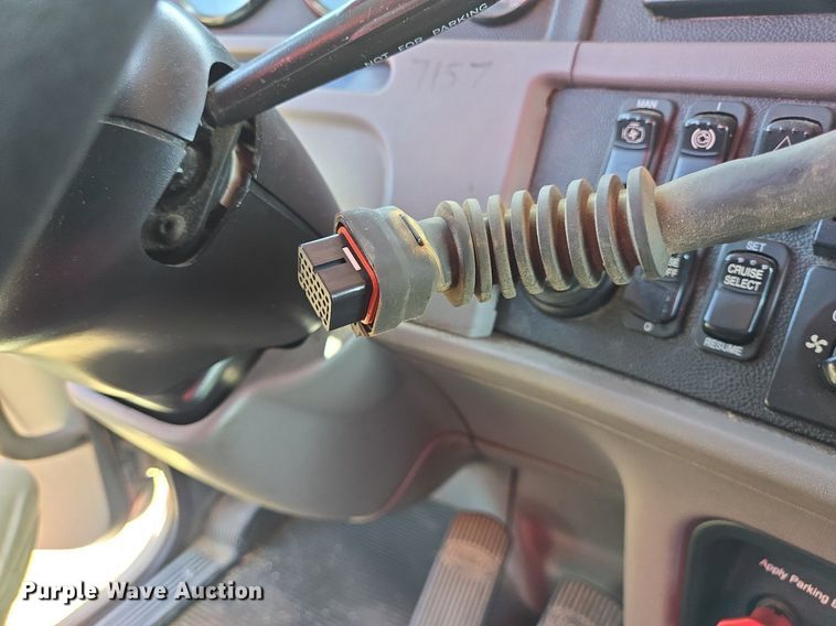 image for item EJ2869 2015 Peterbilt 365 semi truck