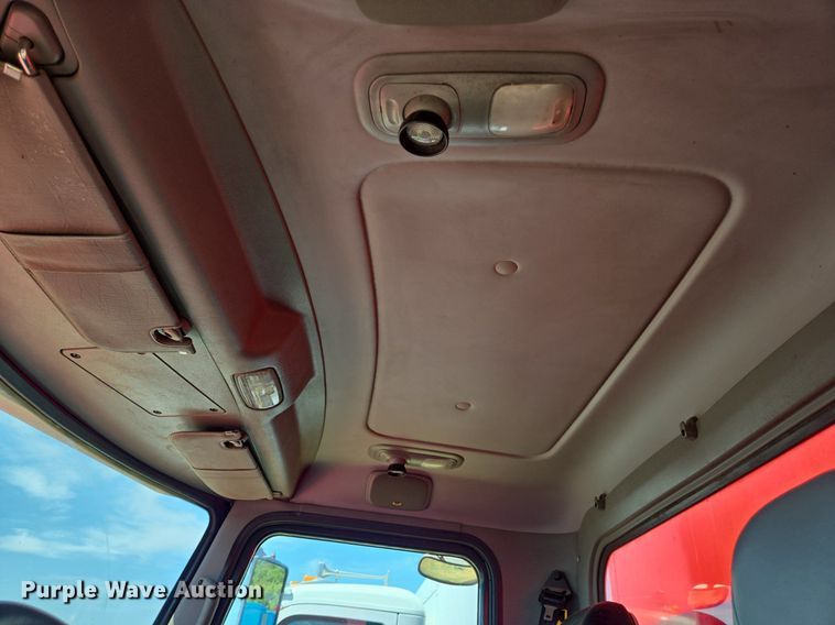 image for item EJ2869 2015 Peterbilt 365 semi truck