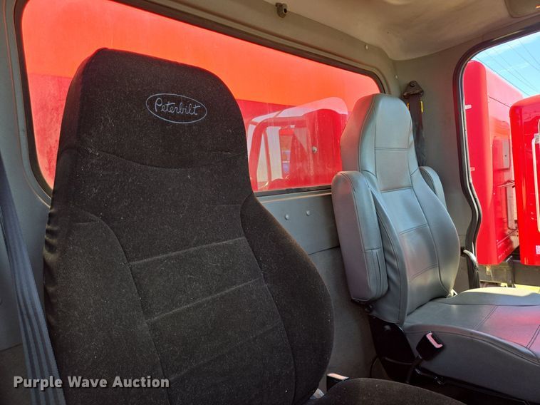 image for item EJ2869 2015 Peterbilt 365 semi truck