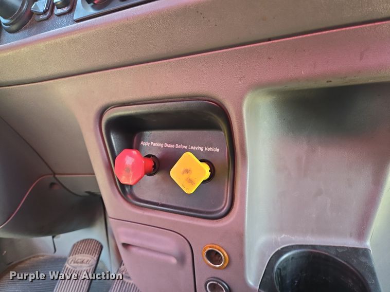 image for item EJ2869 2015 Peterbilt 365 semi truck