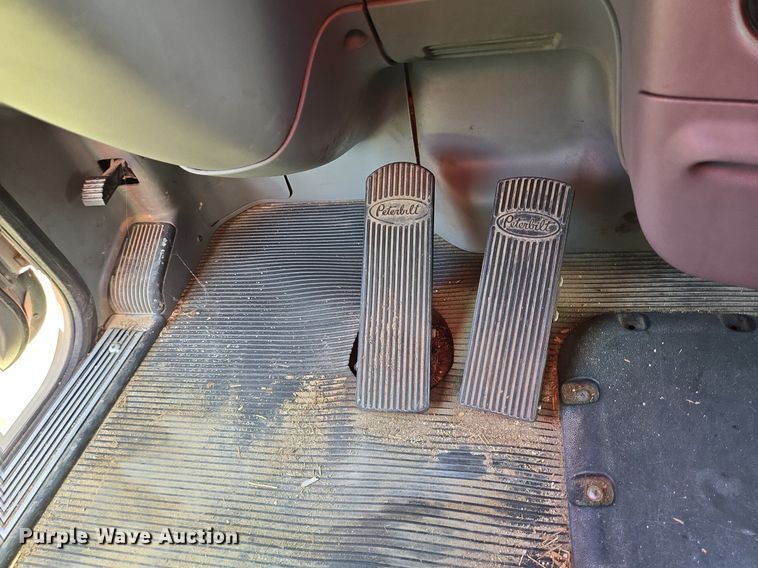 image for item EJ2869 2015 Peterbilt 365 semi truck