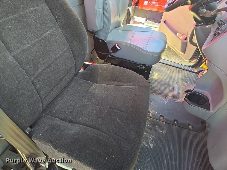 image for item EJ2869 2015 Peterbilt 365 semi truck