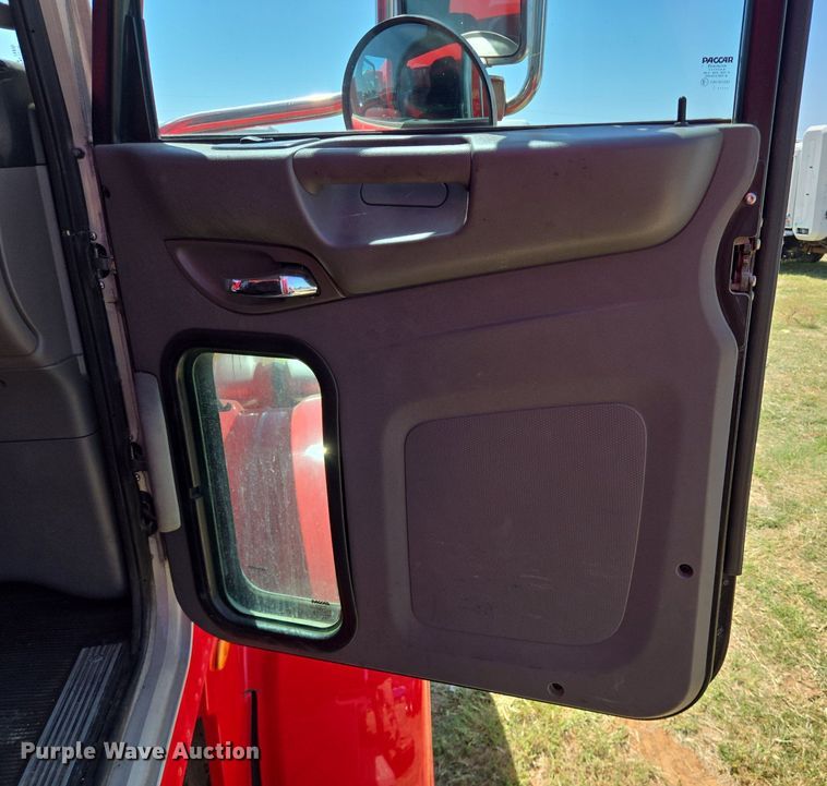 image for item EJ2869 2015 Peterbilt 365 semi truck