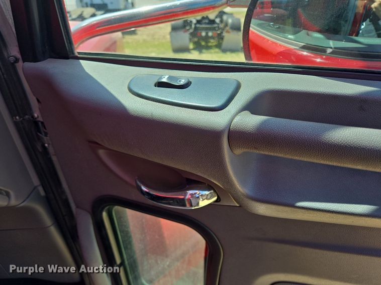 image for item EJ2869 2015 Peterbilt 365 semi truck