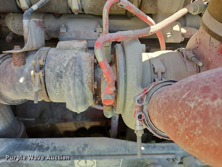 image for item EJ2869 2015 Peterbilt 365 semi truck