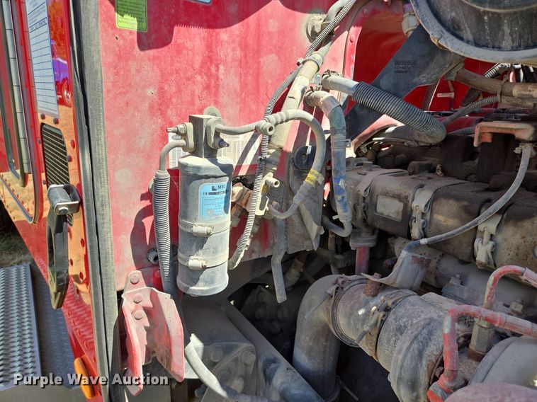 image for item EJ2869 2015 Peterbilt 365 semi truck