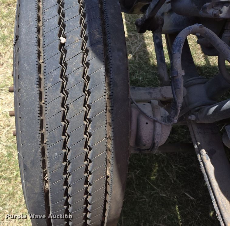 image for item EJ2869 2015 Peterbilt 365 semi truck