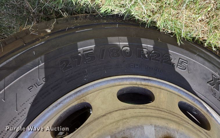 image for item EJ2869 2015 Peterbilt 365 semi truck