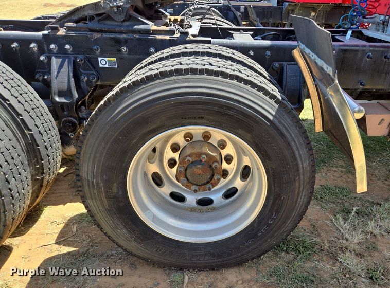 image for item EJ2869 2015 Peterbilt 365 semi truck