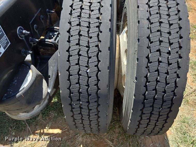 image for item EJ2869 2015 Peterbilt 365 semi truck