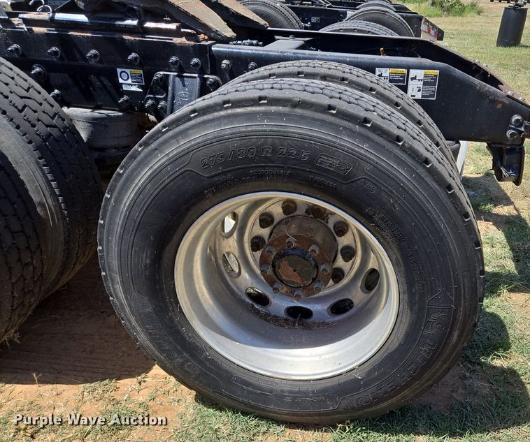 image for item EJ2869 2015 Peterbilt 365 semi truck