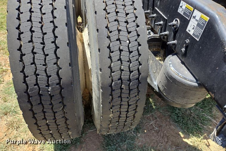 image for item EJ2869 2015 Peterbilt 365 semi truck