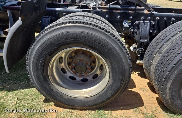 image for item EJ2869 2015 Peterbilt 365 semi truck