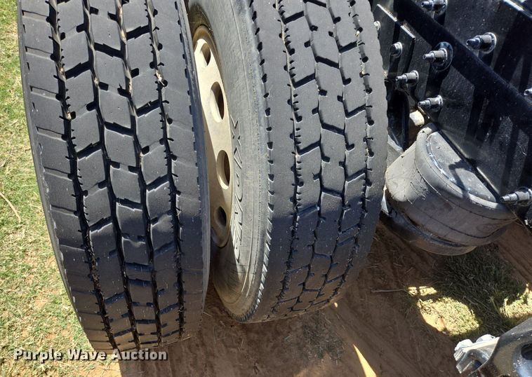 image for item EJ2869 2015 Peterbilt 365 semi truck