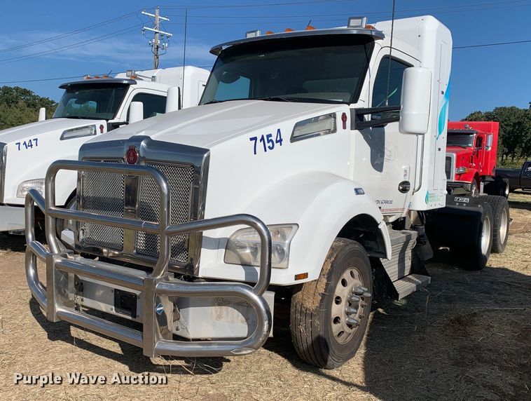 image for item EJ2870 2016 Kenworth  T880 semi truck